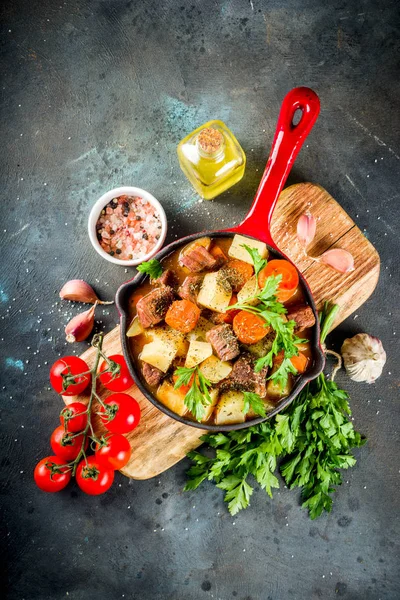 Guisado Carne Caseira Goulash Húngaro Com Batatas Cenouras Ervas Fundo — Fotografia de Stock