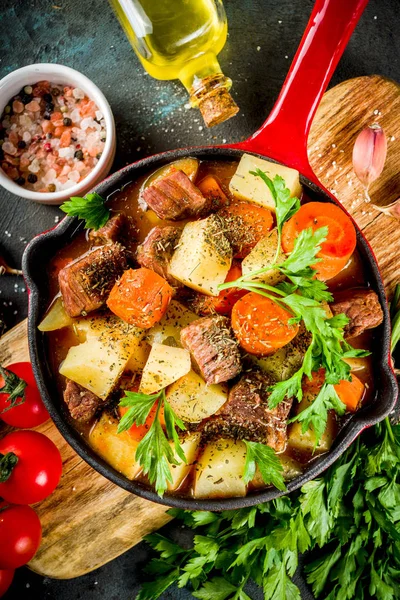 Guisado Carne Caseira Goulash Húngaro Com Batatas Cenouras Ervas Fundo — Fotografia de Stock