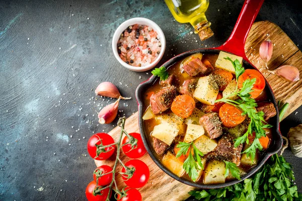 Guisado Carne Caseira Goulash Húngaro Com Batatas Cenouras Ervas Fundo — Fotografia de Stock