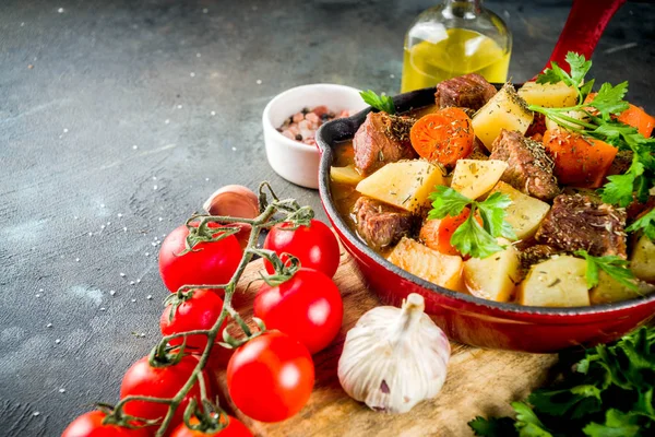 Guisado Carne Caseira Goulash Húngaro Com Batatas Cenouras Ervas Fundo — Fotografia de Stock