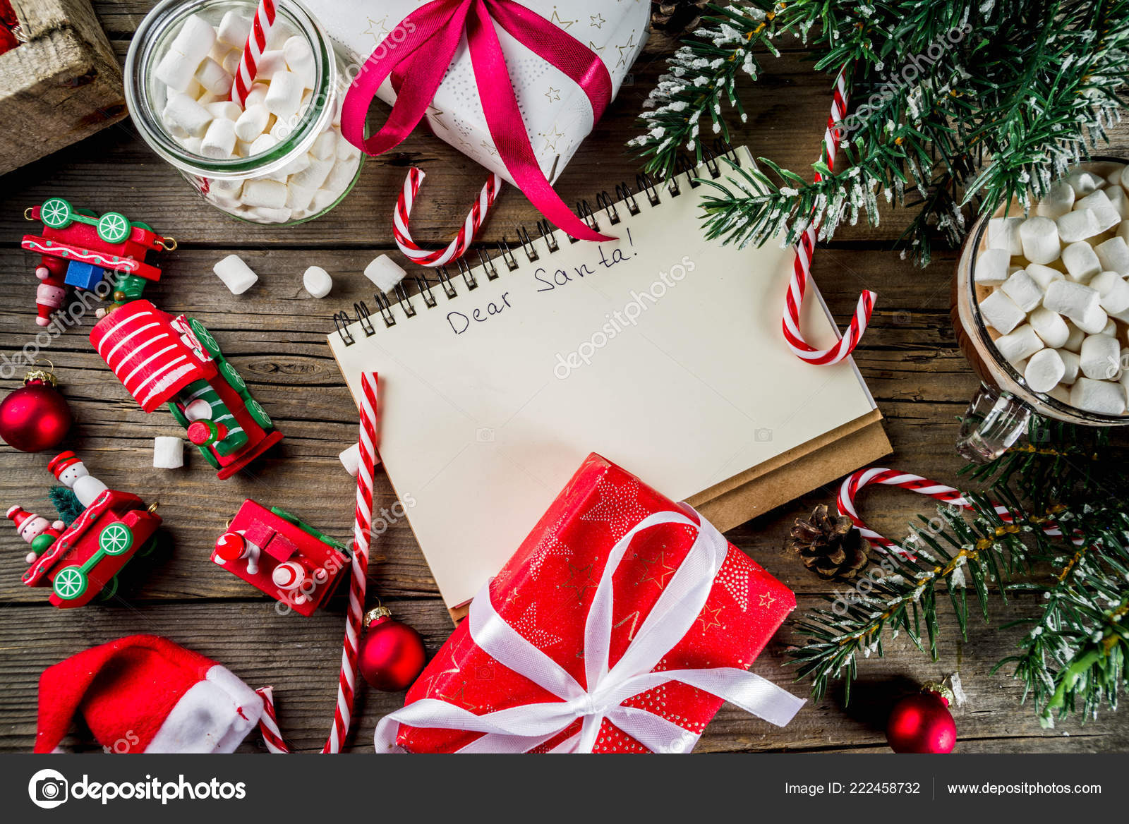 圣诞节的概念准备圣诞节假期记事本的愿望列表圣诞老人的信做列表用热热巧克力杯圣诞树装饰冷杉树枝旧木表复制空间顶部视图——