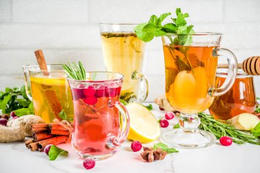 Çeşitli sonbahar kış bitki meyve ve meyve çayı, kızılcık, biberiye, nane limon ile. kireç. çiçek, tıbbi otlar ve baharatlar. 