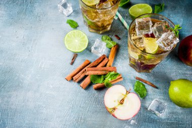 Baharatlı tarçınlı elma buzlu çay, limonata kokteyl, yaz ferahlık içki, mavi arka plan kopya alanı