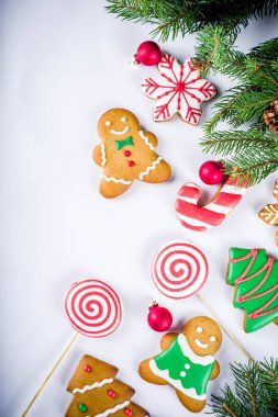 Çeşitli geleneksel renkli şeker Noel gingerbread çerezleri, beyaz arka plan üstten görünüm kopya alanı afiş xmas süslemeleri ile sırlı 