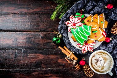Geleneksel Noel tatlı davranıyor, renkli şeker ev yapımı gingerbread çerezleri xmas ağacı, dekorasyon, baharat ve kahve latte çamur klasik ahşap arka plan kopya alanı üstten görünüm ile sırlı.