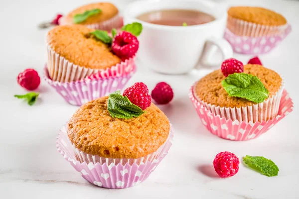 Γλυκό Καλοκαιρινό Επιδόρπιο Σπιτικό Φούρνο Muffin Μαρμελάδα Βατόμουρο Σερβίρονται Τσάι — Φωτογραφία Αρχείου