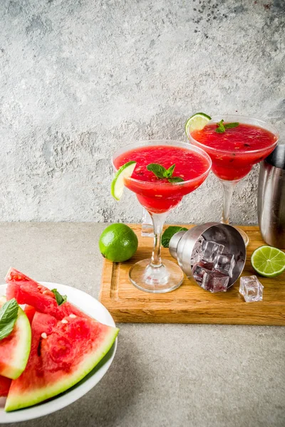 Vattenmelon Margarita Cocktail Med Lime Och Skivad Vattenmelon Ljus Betong — Stockfoto