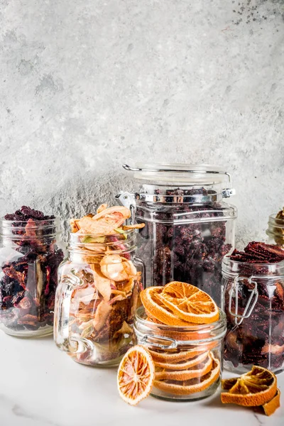 Hausgemachte Herbsternte Trockenfrüchte Und Beeren Glas Für Konserven Erdbeeren Himbeeren — Stockfoto