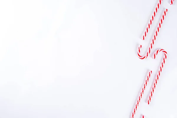 Traditionelle Weihnachtsbonbons Zuckerrohrbonbons Auf Weißem Hintergrund Einfaches Muster Layout Auf — Stockfoto