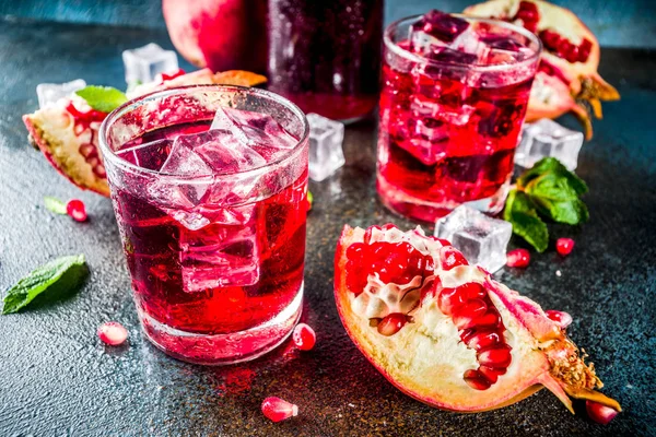 Herbst Kaltgetränk Ideen Granatapfel Cocktail Mineralwasser Mit Minze Und Eiswürfeln — Stockfoto