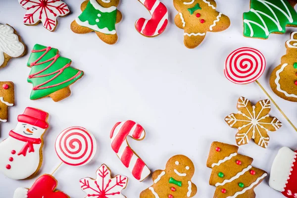 Různé Tradiční Barevné Cukrové Glazované Vánoční Perník Cookies Bílém Pozadí — Stock fotografie