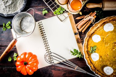 Arka plan malzemeler için turta, pişirme, pişirme sonbahar kurabiye - kabak, kabak pasta, baharat, un, yumurta, oklava, çırpma teli, yemek tarifleri için Not defteri ile eski ahşap masa üstten görünüm kopya alanı