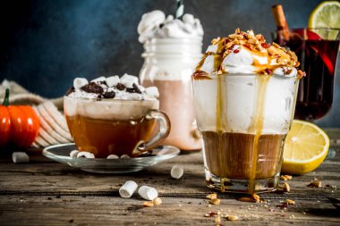 Sonbahar kış sıcak içecekler, sıcak çikolata, Sütlü Balkabağı, karamel ve fıstık kahve latte, mulled şarap, rahat koyu arka plan kopya alanı