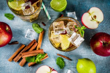 Baharatlı tarçınlı elma buzlu çay, limonata kokteyl, yaz ferahlık içki, mavi arka plan kopya alanı