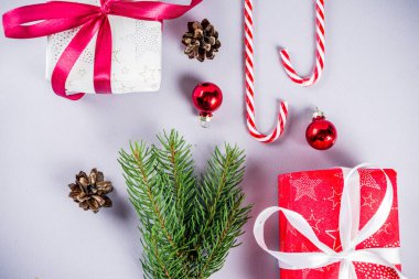 Noel dekorasyon kompozisyon. Noel hediye kutuları, çam ağacı dalları, kırmızı topları, köpekler, açık gri renkli şeker. Düz yatıyordu, en iyi görünümü.