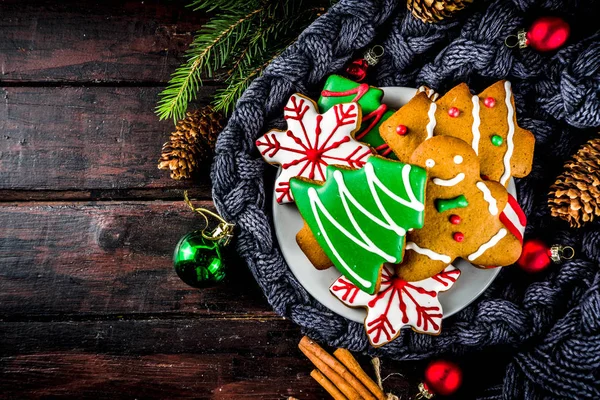 Traditionelle Weihnachtliche Süße Leckereien Bunte Zuckerglasierte Hausgemachte Lebkuchen Mit Weihnachtsbaum — Stockfoto