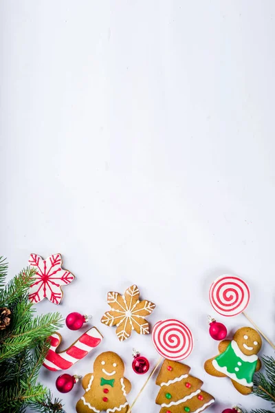 Verschiedene Traditionelle Bunte Zucker Glasierte Weihnachten Lebkuchen Auf Weißem Hintergrund — Stockfoto