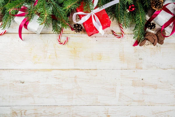 Sfondo Natale Con Decorazioni Biscotti Cioccolato Scatole Regalo Sfondo Legno — Foto Stock