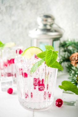 Noel soğuk içecek, kızılcık Mojito xmas dekorasyon kopya alanı beyaz mermer arka plan ile kokteyl