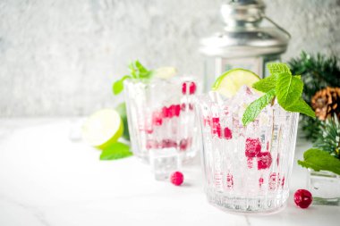 Noel soğuk içecek, kızılcık Mojito xmas dekorasyon kopya alanı beyaz mermer arka plan ile kokteyl