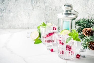 Noel soğuk içecek, kızılcık Mojito xmas dekorasyon kopya alanı beyaz mermer arka plan ile kokteyl