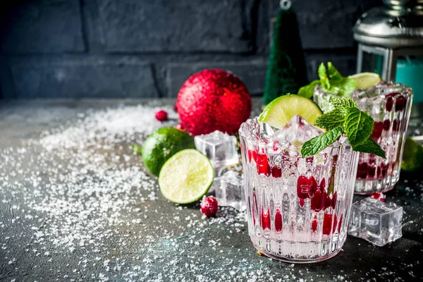 Bebida Fria Natal Coquetel Cranberry Mojito Com Espaço Cópia Decoração — Fotografia de Stock