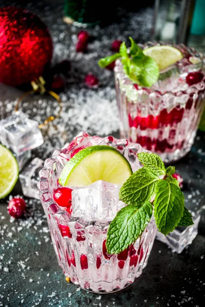 Bebida Fria Natal Coquetel Cranberry Mojito Com Espaço Cópia Decoração — Fotografia de Stock