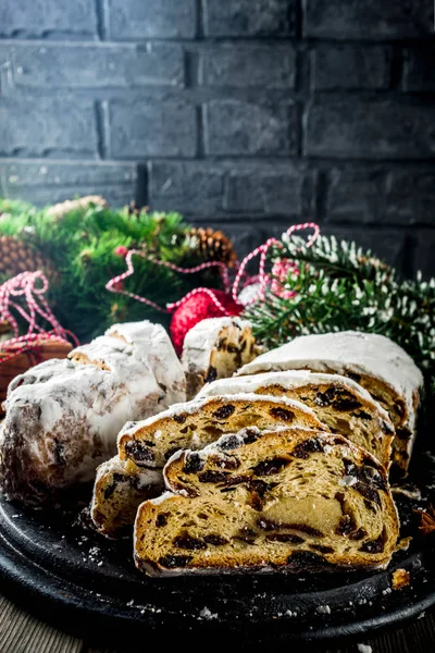 Geleneksel Avrupa Noel Pasta Stollen Baharatlar Kurutulmuş Meyve Kokulu Pişmiş — Stok fotoğraf