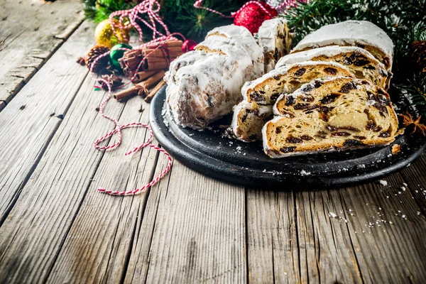 传统的欧洲圣诞糕点 芳香的家庭烤肿胀 与香料和干果 在木桌上切片 有圣诞树树枝和装饰 复制空间 — 图库照片
