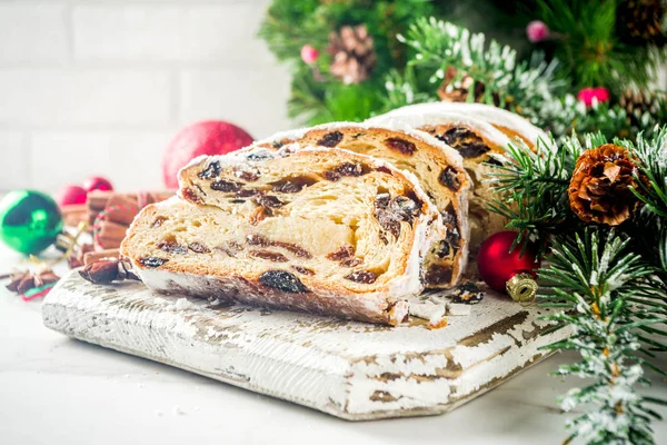 Traditionelles Europäisches Weihnachtsgebäck Duftender Selbstgebackener Stollen Mit Gewürzen Und Trockenfrüchten — Stockfoto