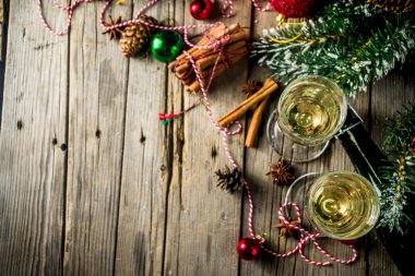 İki kadeh şampanya ile Noel dekorasyonu ahşap arka plan, Happy New Year ve Xmas kutlama. Kopya alanı