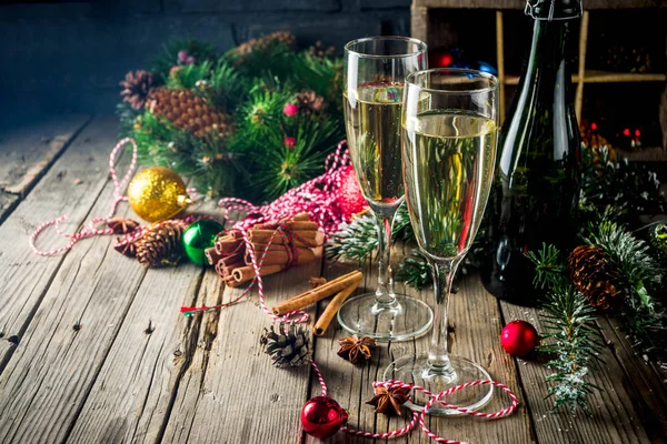 Zwei Gläser Champagner Mit Weihnachtsdekoration Auf Holzgrund Frohes Neues Jahr — Stockfoto