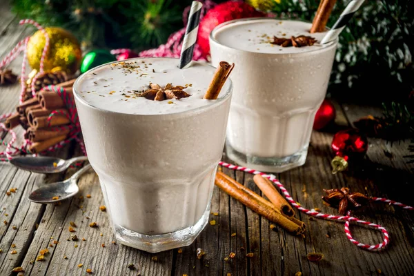 Jul Söta Kall Dryck Hemmagjord Äggtoddy Milkshake Två Glas Med — Stockfoto