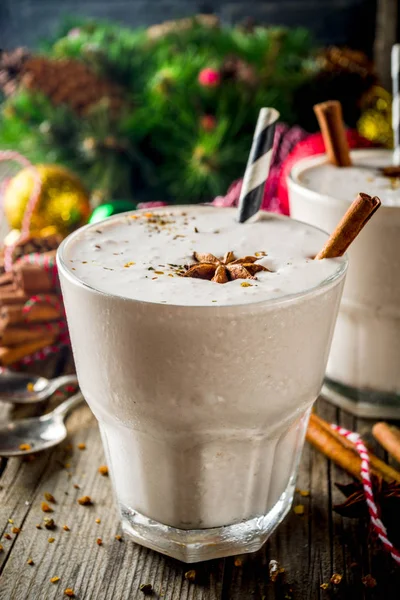 Bebida Fría Dulce Navidad Batido Ponche Huevo Casero Dos Vasos —  Fotos de Stock