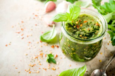 Arjantinli geleneksel yemekleri, ham ev yapımı yeşil Chimichurri salsa veya sos woth maydanoz, sarımsak, fesleğen yaprakları, acı biber ve baharat, taş masa lambası kopya alanı 