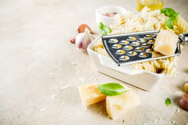 Italiaans Eten Fusilli Pasta Met Geraspte Parmezaanse Kaas Basilicum Stenen — Stockfoto