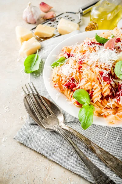 Talyan Gıda Düdük Makarna Salça Rendelenmiş Parmesan Peyniri Fesleğen Taş — Stok fotoğraf
