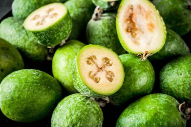 Tropikal meyve, bir koyu mavi beton zemin üzerine ham organik feijoa alanı Kopyala