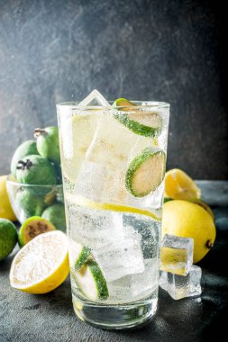 Koyu mavi beton arka plan kopya alanı Feijoa limonata buzlu