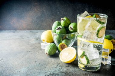 Koyu mavi beton arka plan kopya alanı Feijoa limonata buzlu