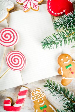 Beyaz ahşap arka plan üstten görünüm üzerinde şenlikli dekorasyon ile Noel tatlılar alanı Kopyala