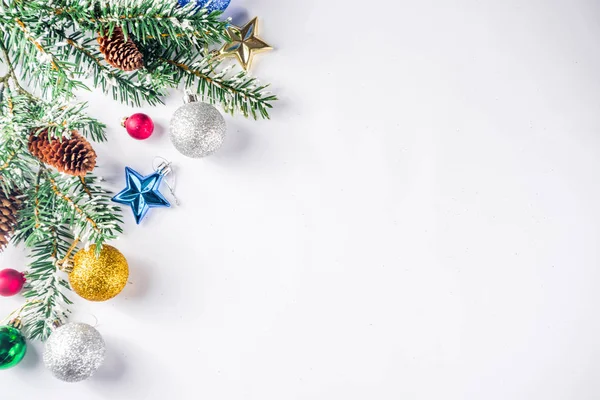 Kerst Decoratie Lay Out Witte Achtergrond Kopie Ruimte Bovenaanzicht — Stockfoto