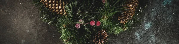 Couronne Noël Avec Boules Cônes Pin Branches Arbre Sur Fond — Photo