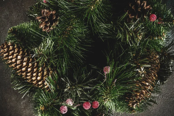 Couronne Noël Avec Boules Cônes Pin Branches Arbre Sur Fond — Photo