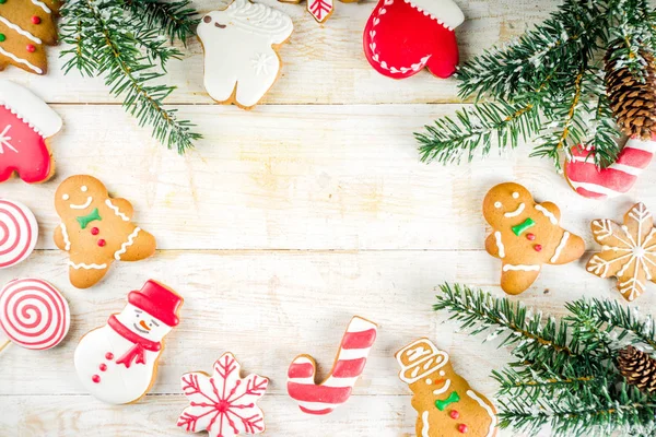 Weihnachtsplätzchen Mit Festlicher Dekoration Auf Weißem Holzhintergrund — Stockfoto