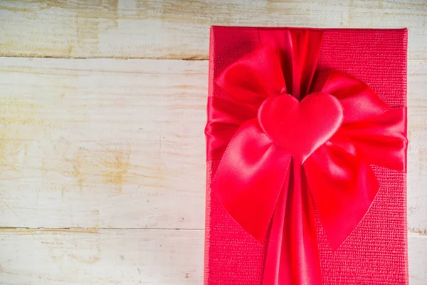 情人节礼品盒与心形丝带 白色木制背景复制空间 — 图库照片