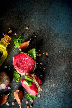 Ham Sığır fileto biftek mignon baharat ve otlar karanlık beton tablo arka plan üzerinde