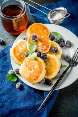 Taze meyveleri ve tatlım, koyu arka plan kopya alanı ile ev yapımı peynir gözleme