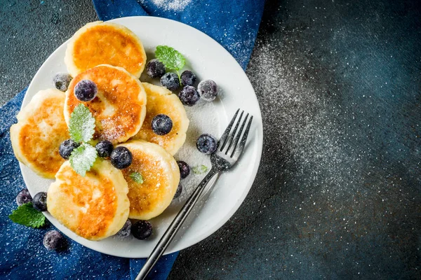 Homemade Cheese Pancakes Fresh Berries Honey Dark Background Copy Space — Stock Photo, Image