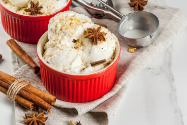 Soğuk ev yapımı yumurta likörü dondurma ile tarçın ve anason, beyaz mermer zemin, üzerine kopyalama alanı